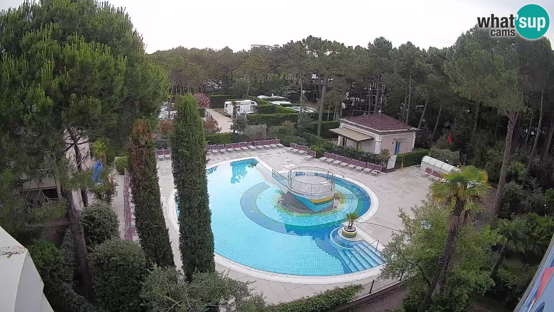 Villaggio Mare Blu bazen UŽIVO web kamera Bibione Pineda – Italija