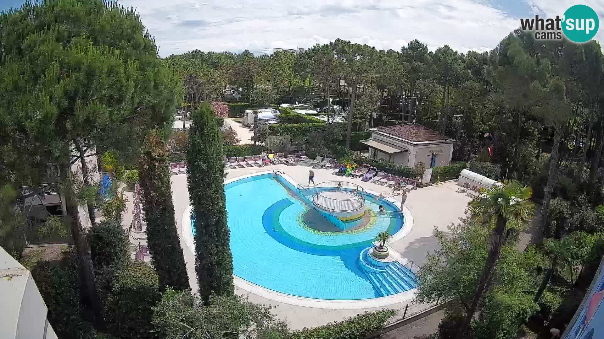 Villaggio Mare Blu bazen UŽIVO web kamera Bibione Pineda – Italija