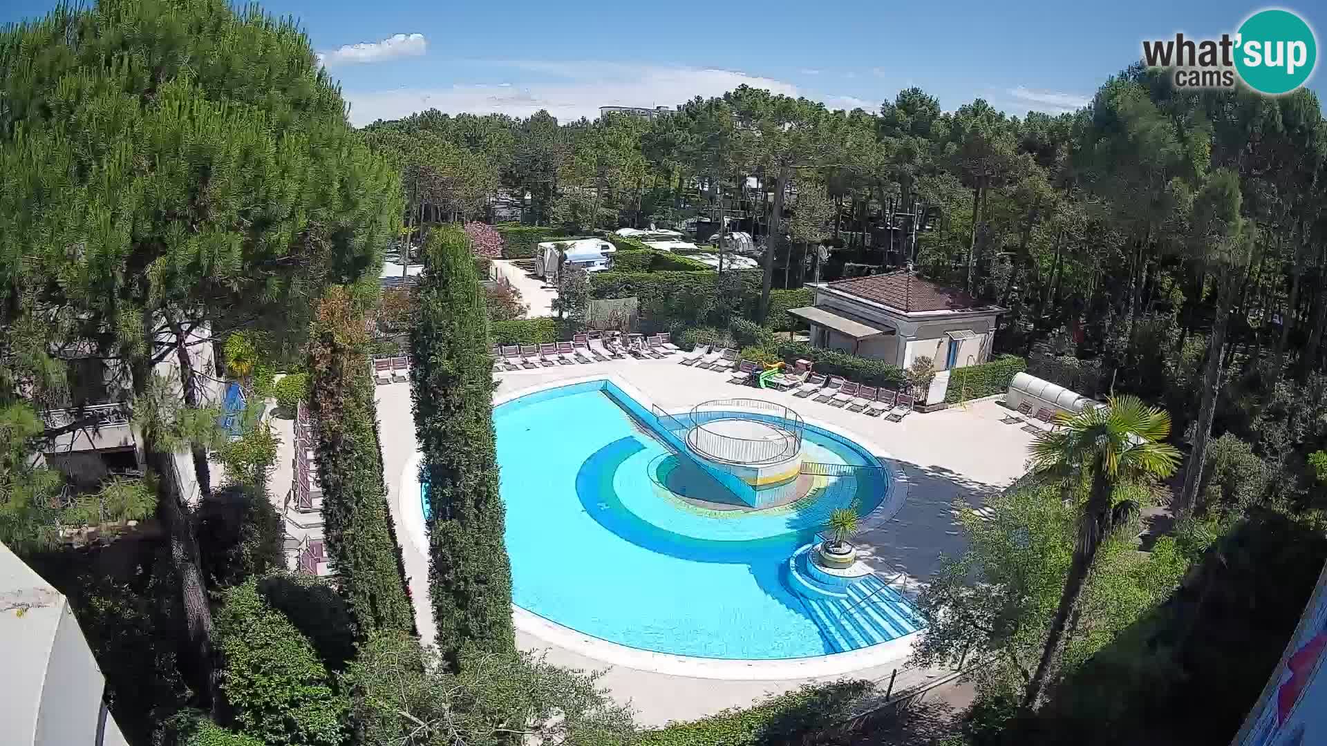Villaggio Mare Blu bazen UŽIVO web kamera Bibione Pineda – Italija