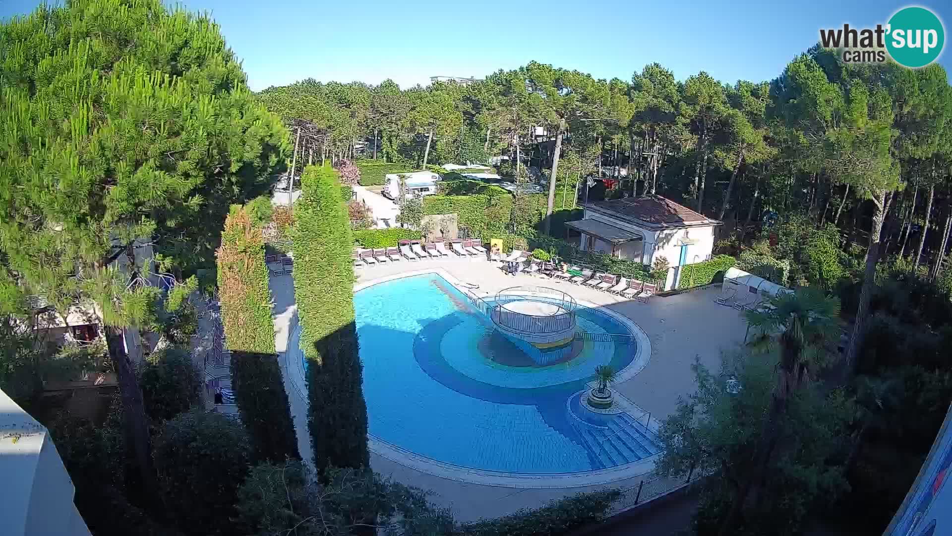 Villaggio Mare Blu bazen UŽIVO web kamera Bibione Pineda – Italija