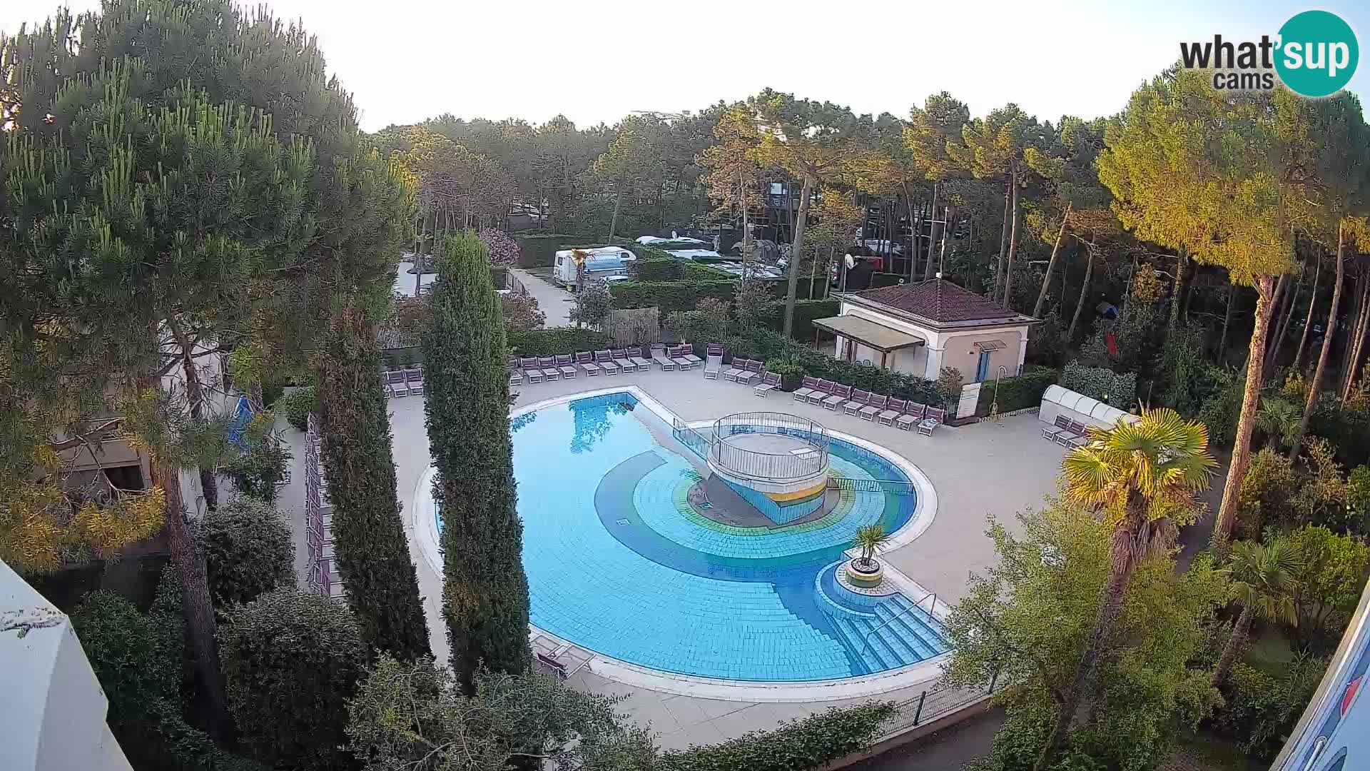 Villaggio Mare Blu bazen UŽIVO web kamera Bibione Pineda – Italija