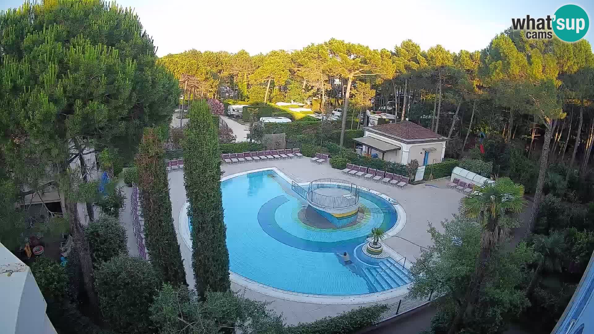 Villaggio Mare Blu bazen UŽIVO web kamera Bibione Pineda – Italija