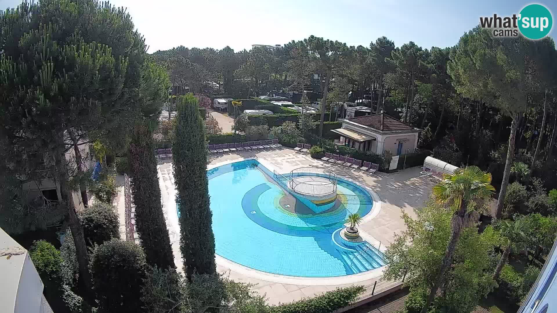 Villaggio Mare Blu bazen UŽIVO web kamera Bibione Pineda – Italija