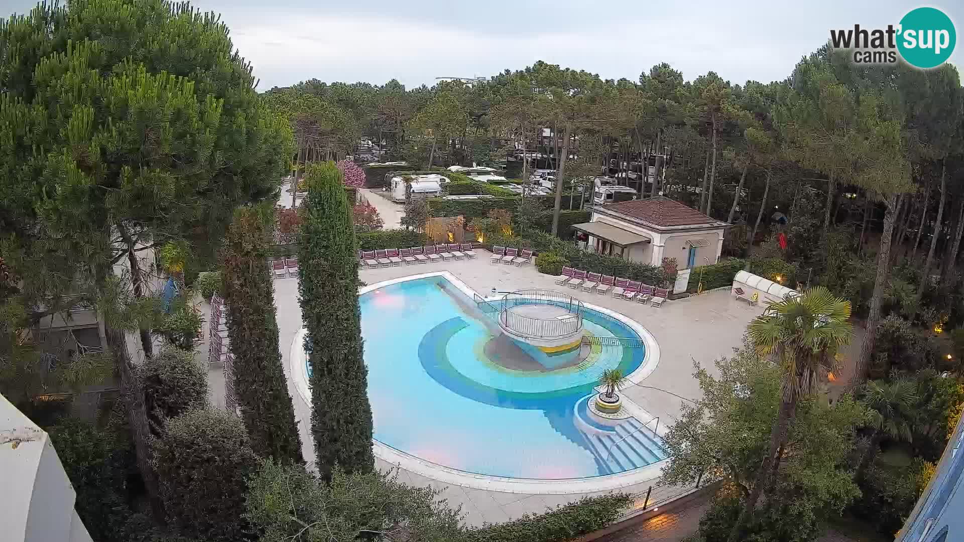 Villaggio Mare Blu bazen UŽIVO web kamera Bibione Pineda – Italija