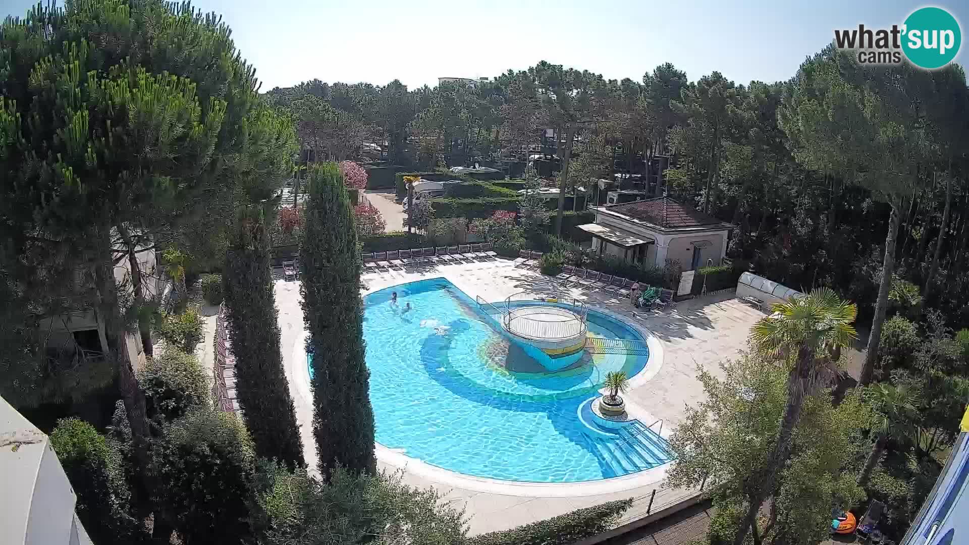 Villaggio Mare Blu bazen UŽIVO web kamera Bibione Pineda – Italija