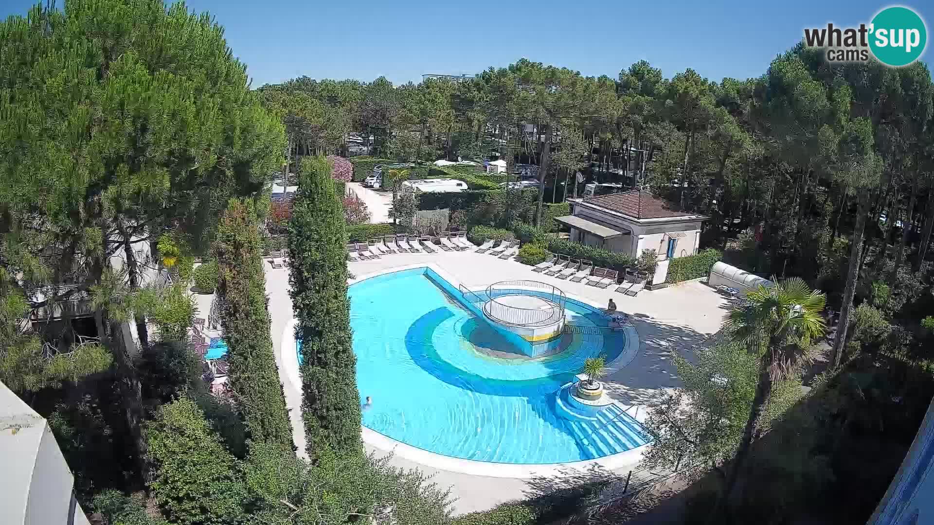 Villaggio Mare Blu bazen UŽIVO web kamera Bibione Pineda – Italija