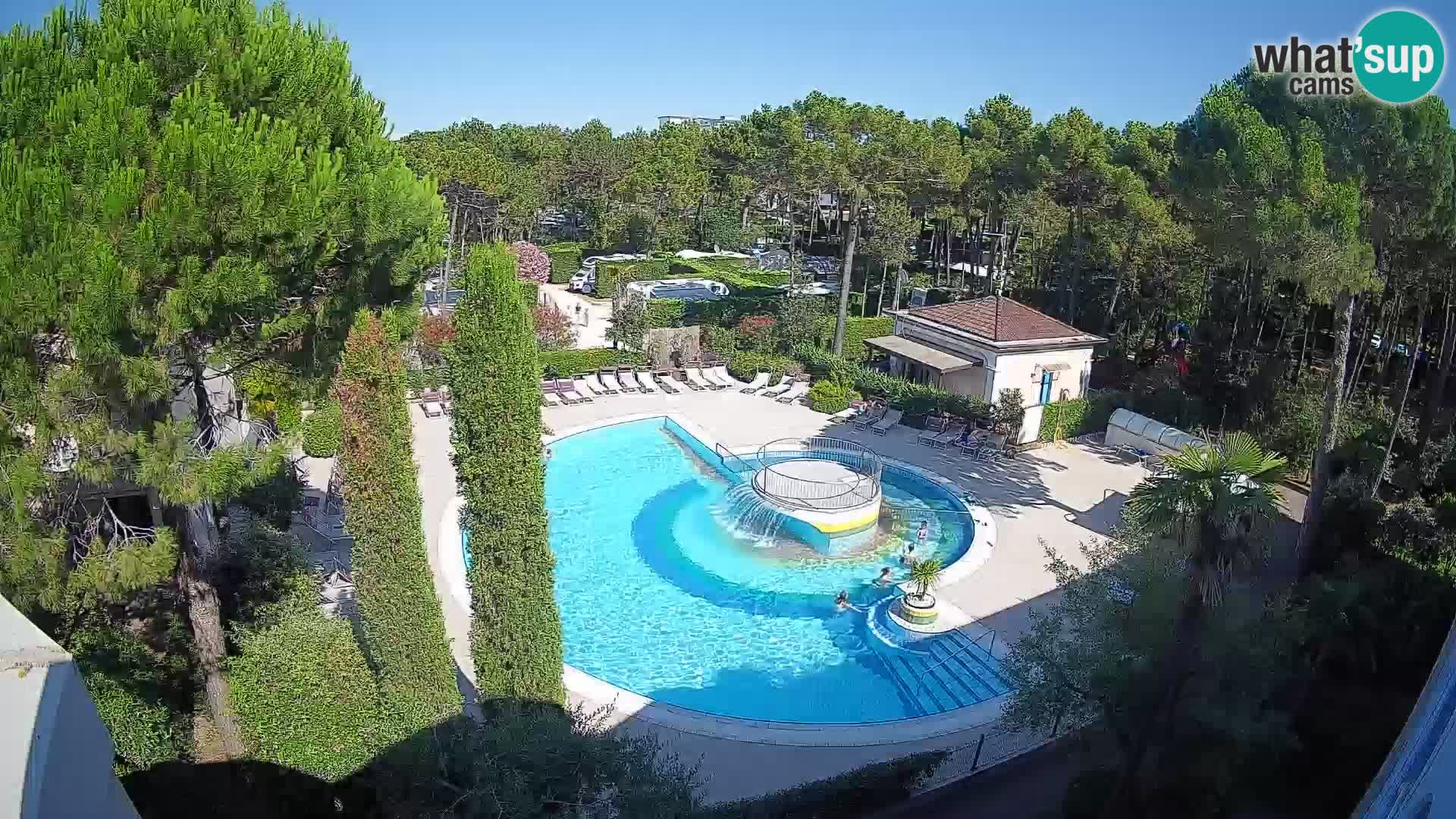Villaggio Mare Blu bazen UŽIVO web kamera Bibione Pineda – Italija