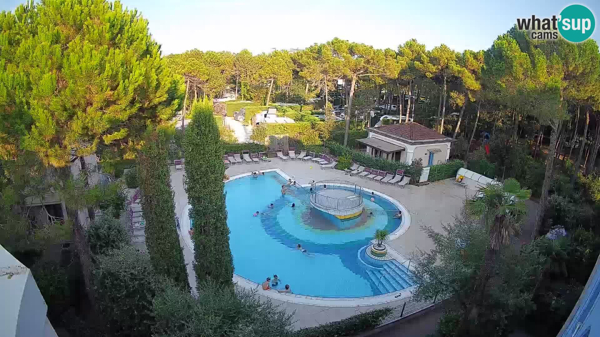 Villaggio Mare Blu bazen UŽIVO web kamera Bibione Pineda – Italija