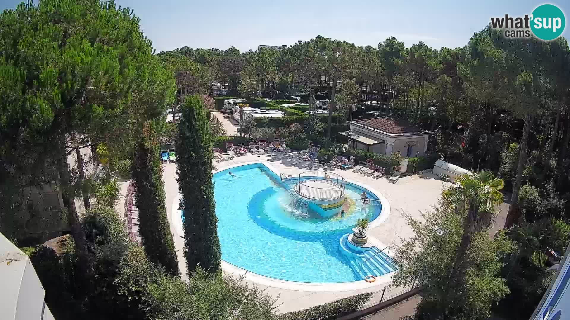 Villaggio Mare Blu bazen UŽIVO web kamera Bibione Pineda – Italija