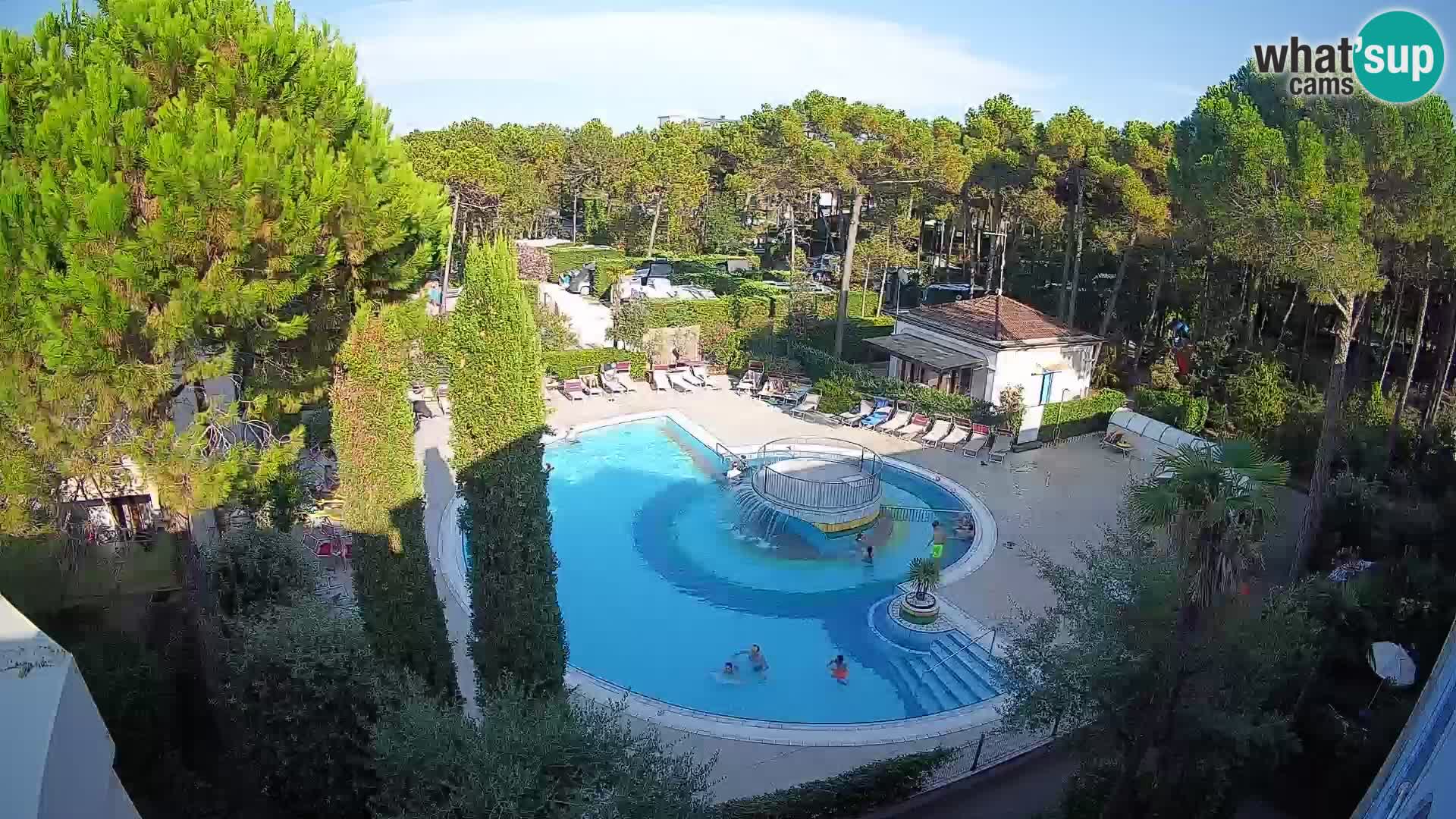 Villaggio Mare Blu bazen UŽIVO web kamera Bibione Pineda – Italija