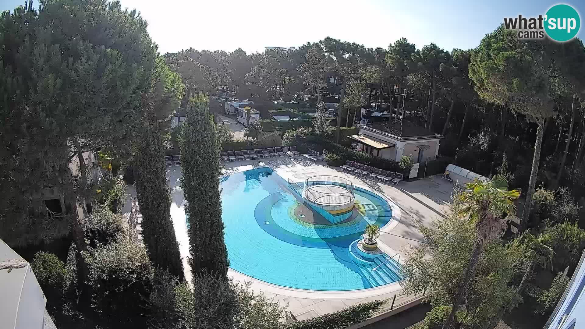 Villaggio Mare Blu bazen UŽIVO web kamera Bibione Pineda – Italija