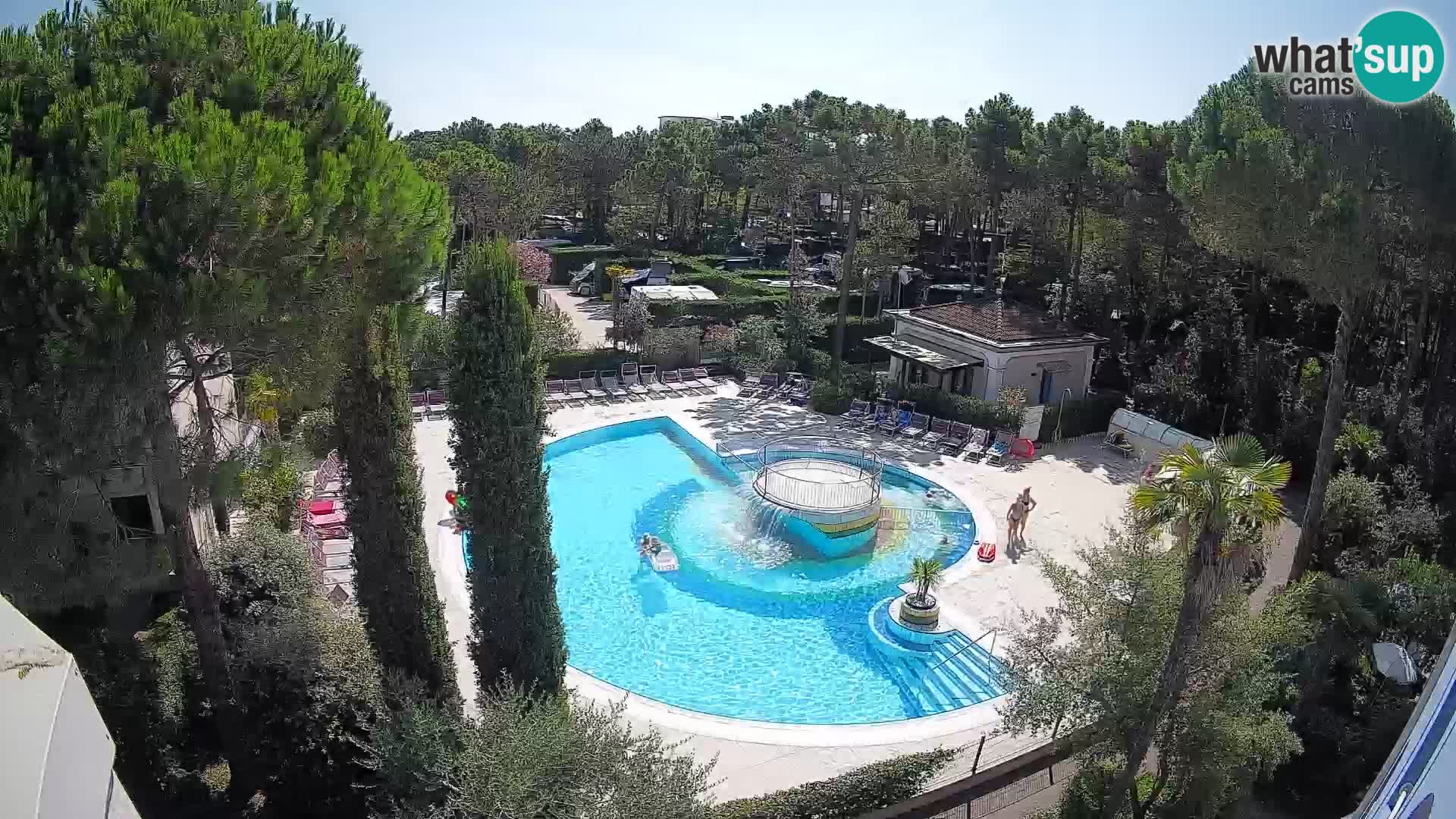 Villaggio Mare Blu bazen UŽIVO web kamera Bibione Pineda – Italija