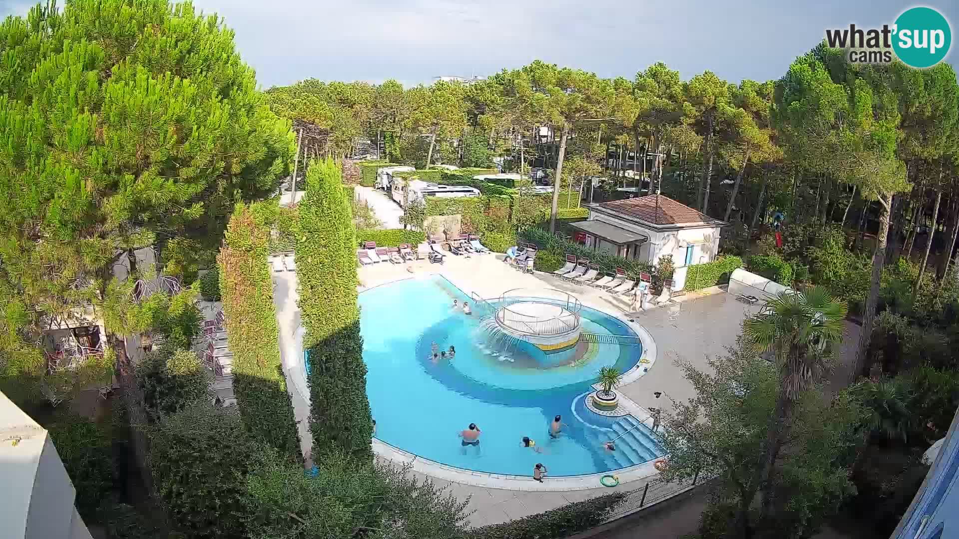 Villaggio Mare Blu bazen UŽIVO web kamera Bibione Pineda – Italija
