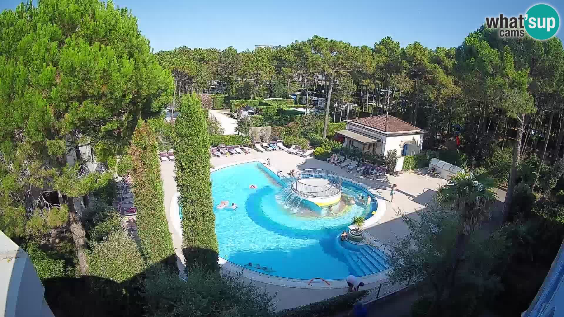 Villaggio Mare Blu bazen UŽIVO web kamera Bibione Pineda – Italija