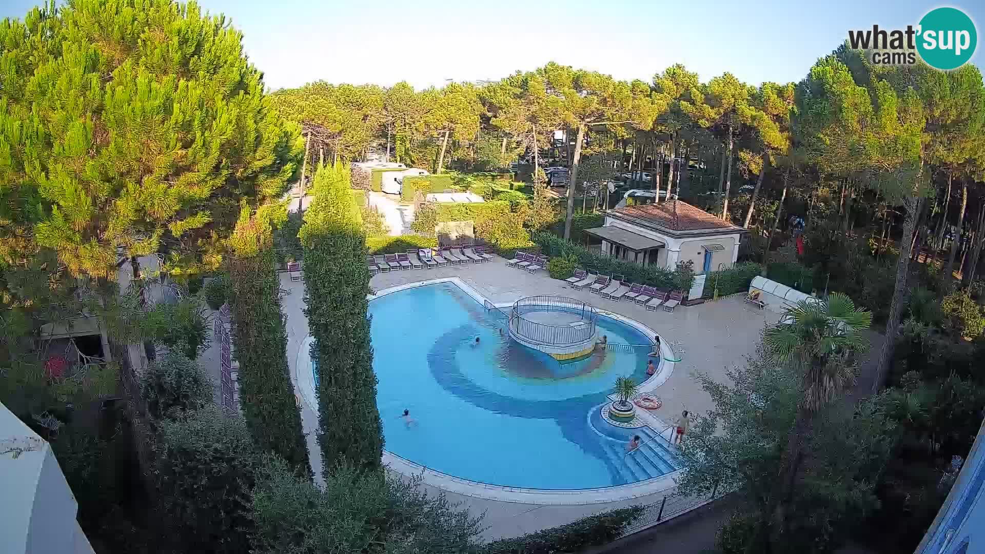 Villaggio Mare Blu bazen UŽIVO web kamera Bibione Pineda – Italija