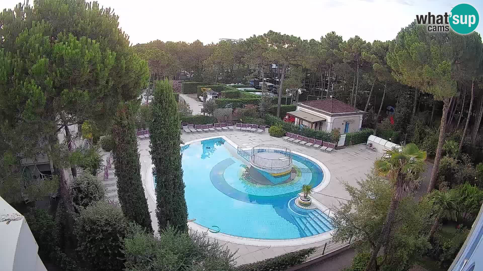Villaggio Mare Blu bazen UŽIVO web kamera Bibione Pineda – Italija