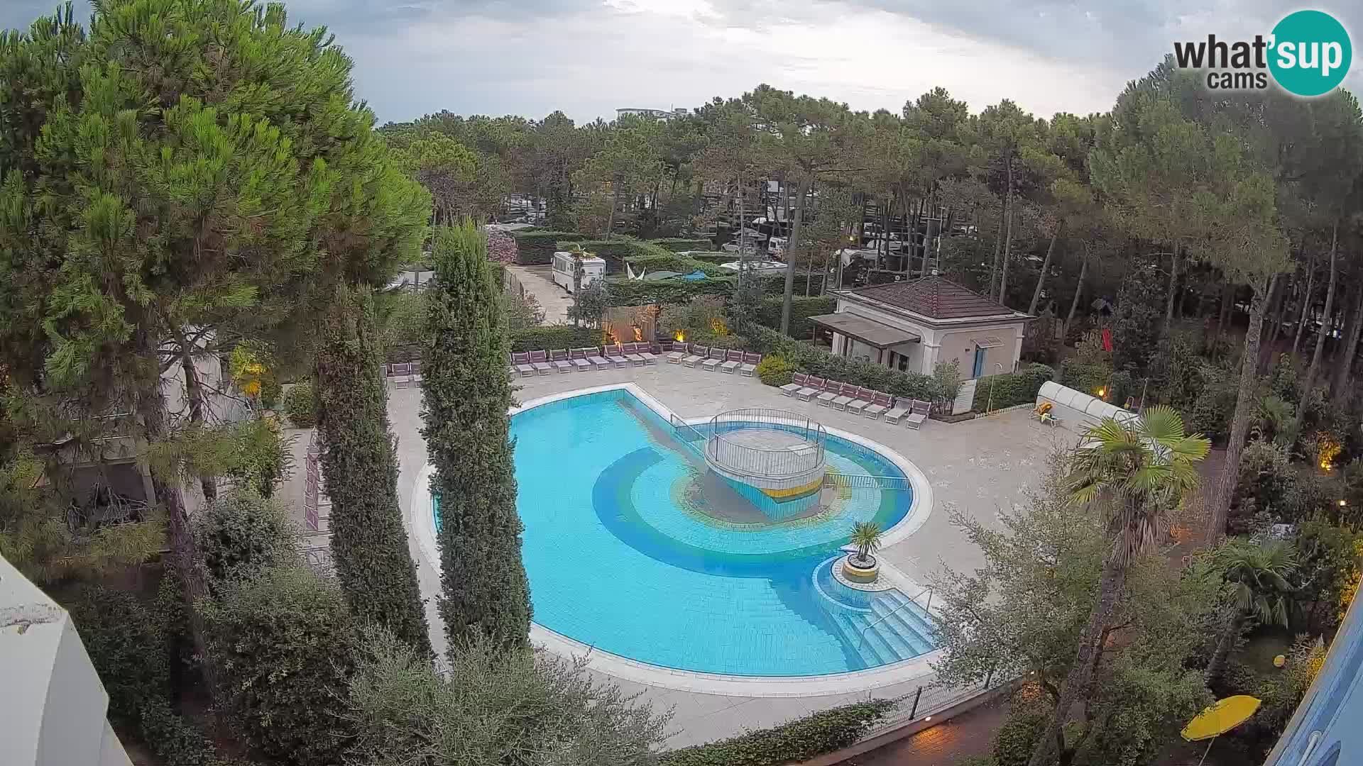 Villaggio Mare Blu bazen UŽIVO web kamera Bibione Pineda – Italija