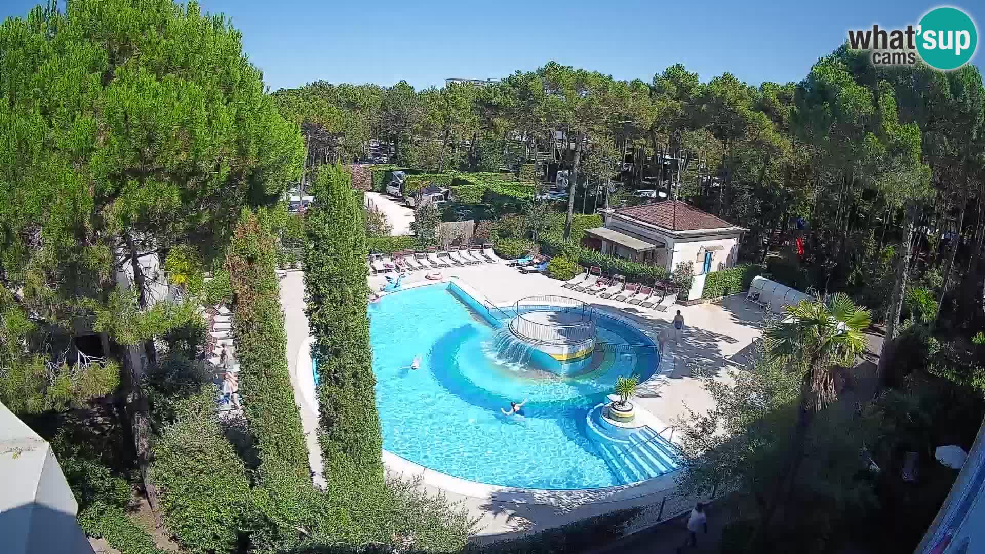Villaggio Mare Blu bazen UŽIVO web kamera Bibione Pineda – Italija