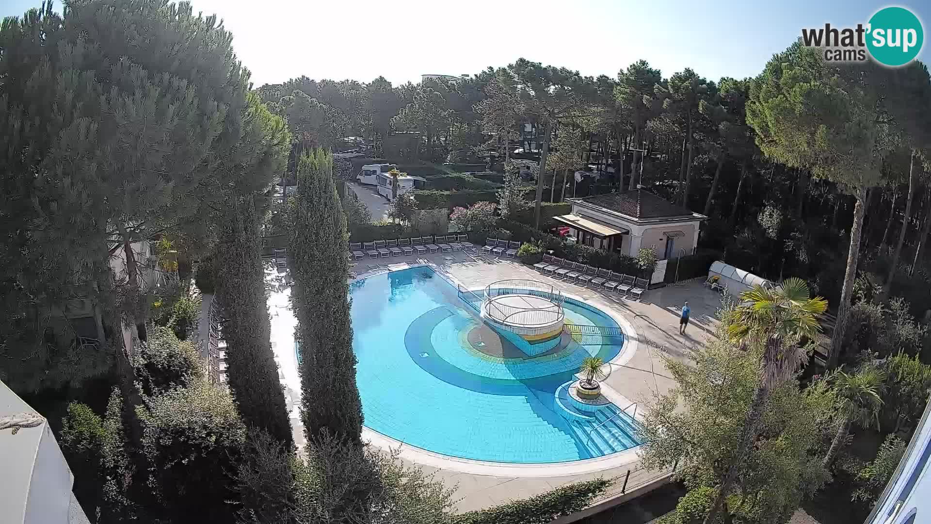 Villaggio Mare Blu bazen UŽIVO web kamera Bibione Pineda – Italija