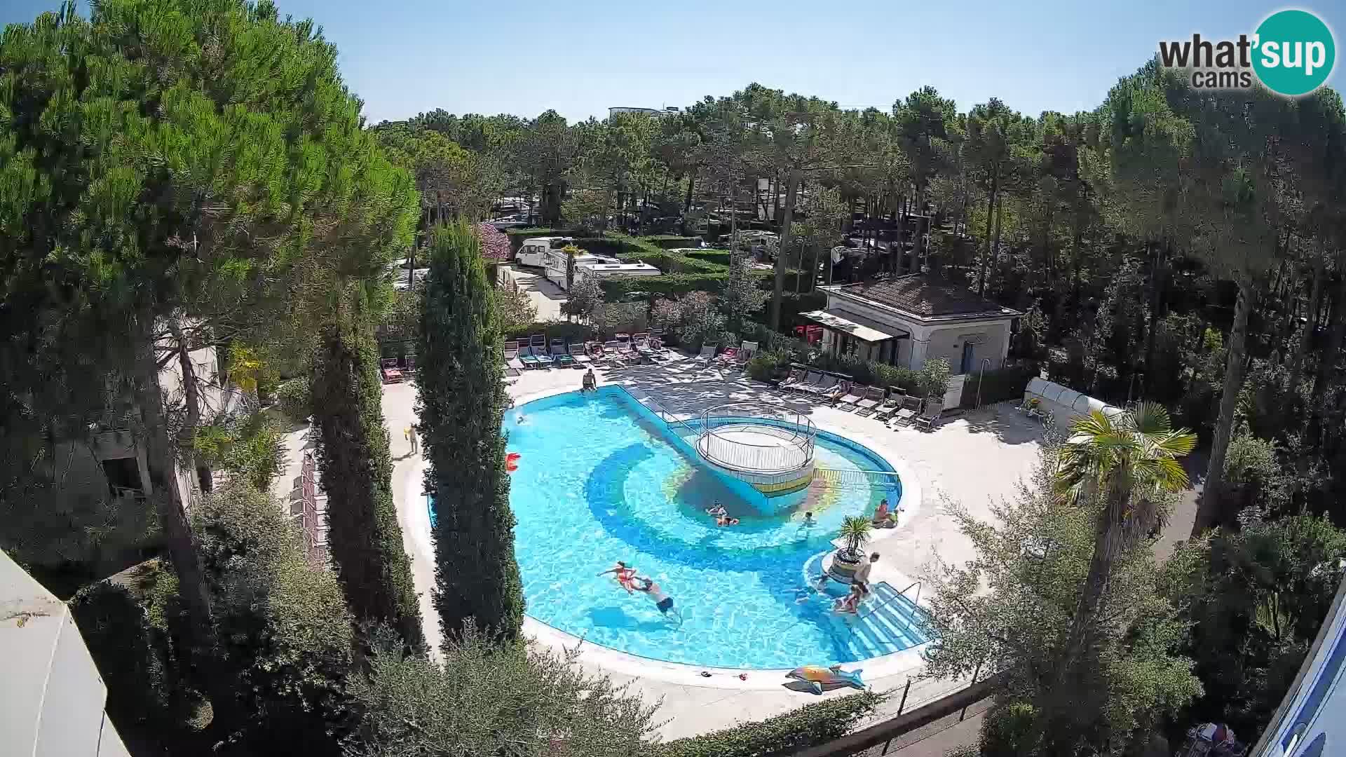 Villaggio Mare Blu bazen UŽIVO web kamera Bibione Pineda – Italija