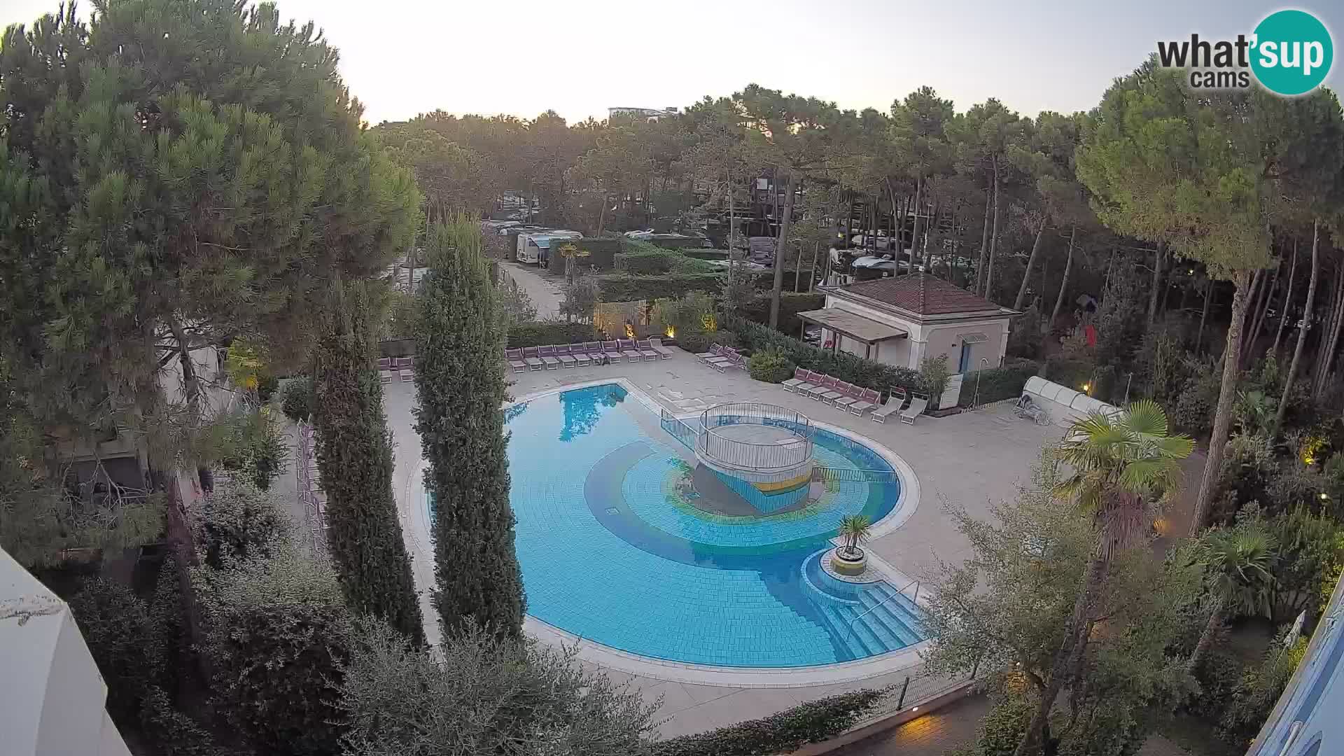 Villaggio Mare Blu bazen UŽIVO web kamera Bibione Pineda – Italija