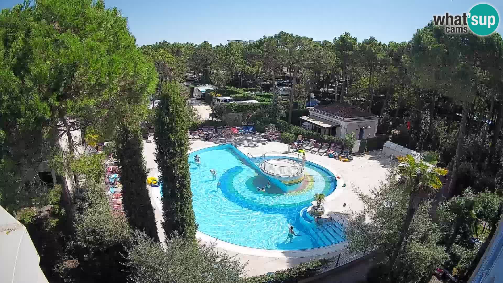 Villaggio Mare Blu bazen UŽIVO web kamera Bibione Pineda – Italija