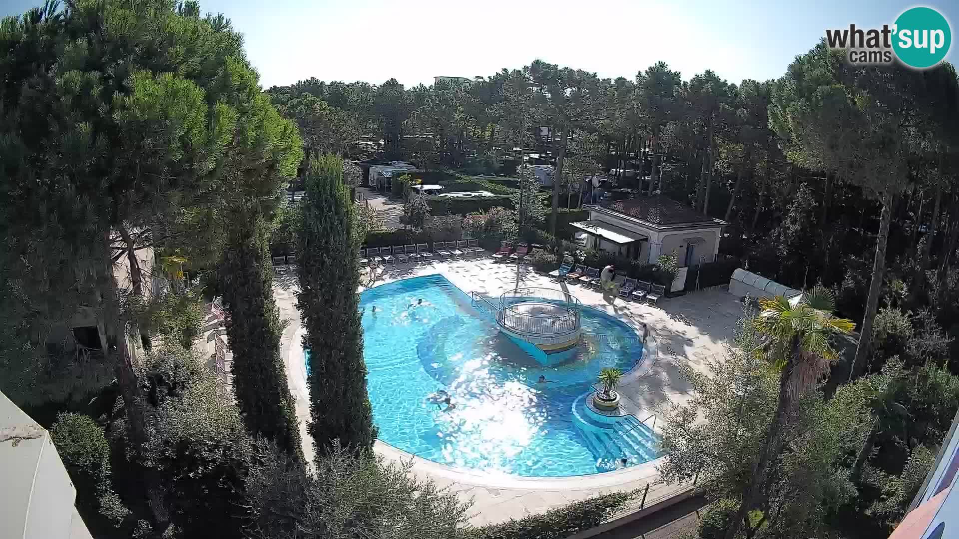 Villaggio Mare Blu bazen UŽIVO web kamera Bibione Pineda – Italija