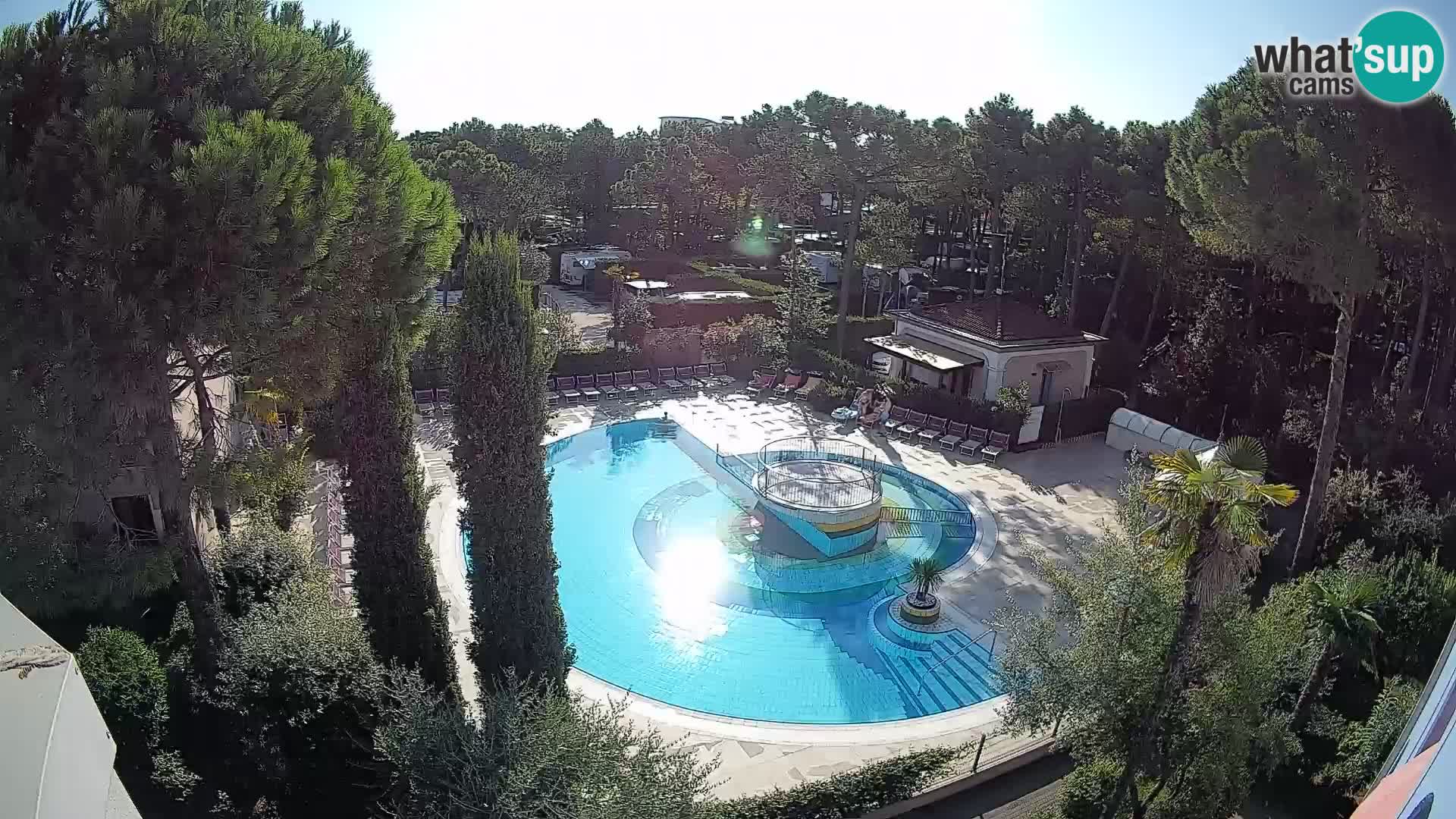 Villaggio Mare Blu bazen UŽIVO web kamera Bibione Pineda – Italija