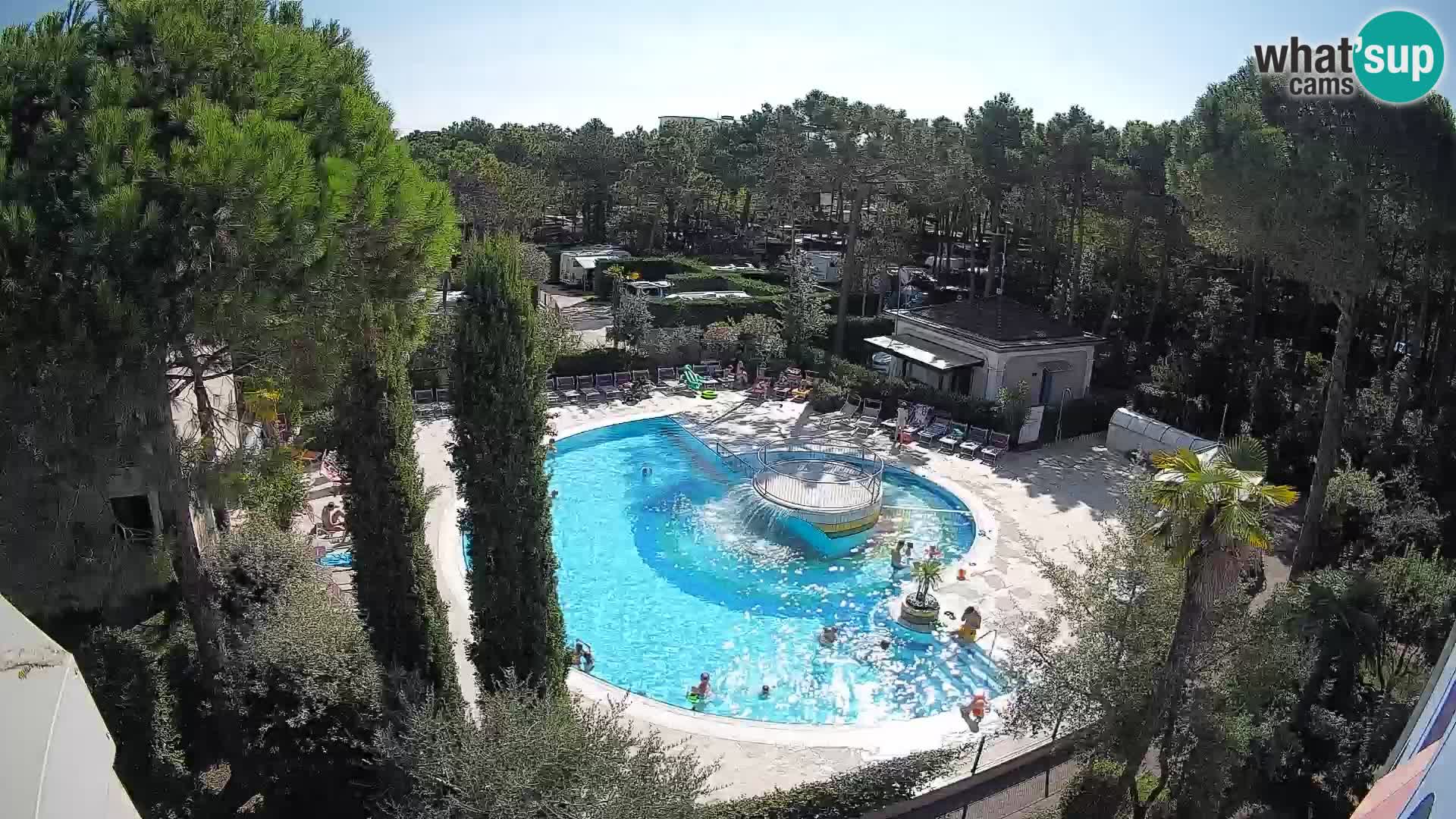 Villaggio Mare Blu bazen UŽIVO web kamera Bibione Pineda – Italija