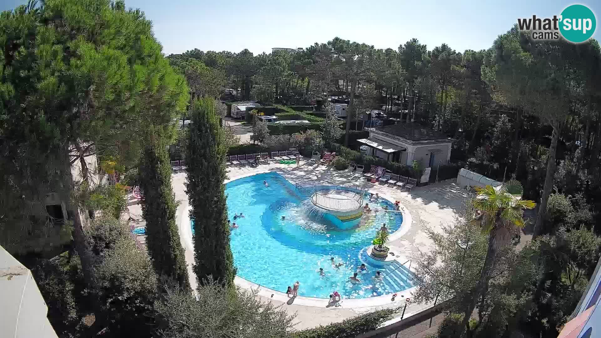 Villaggio Mare Blu bazen UŽIVO web kamera Bibione Pineda – Italija