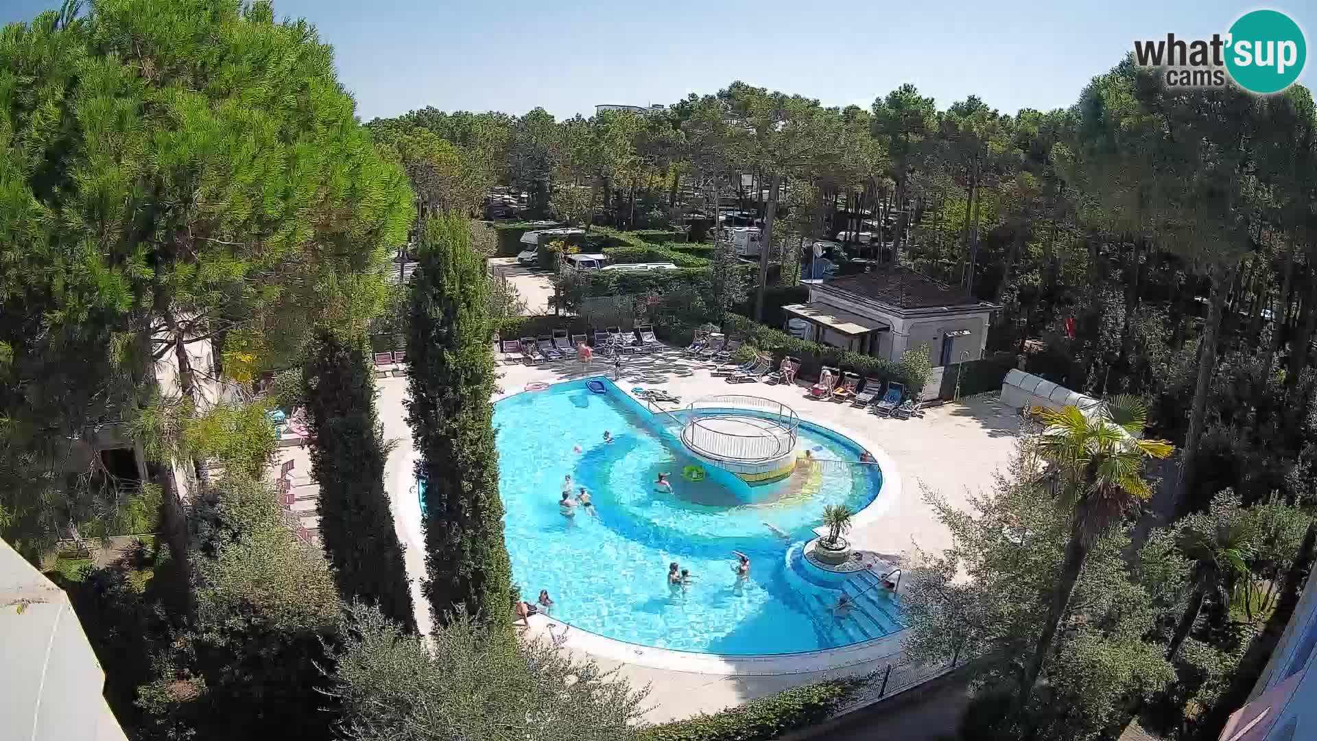 Villaggio Mare Blu bazen UŽIVO web kamera Bibione Pineda – Italija
