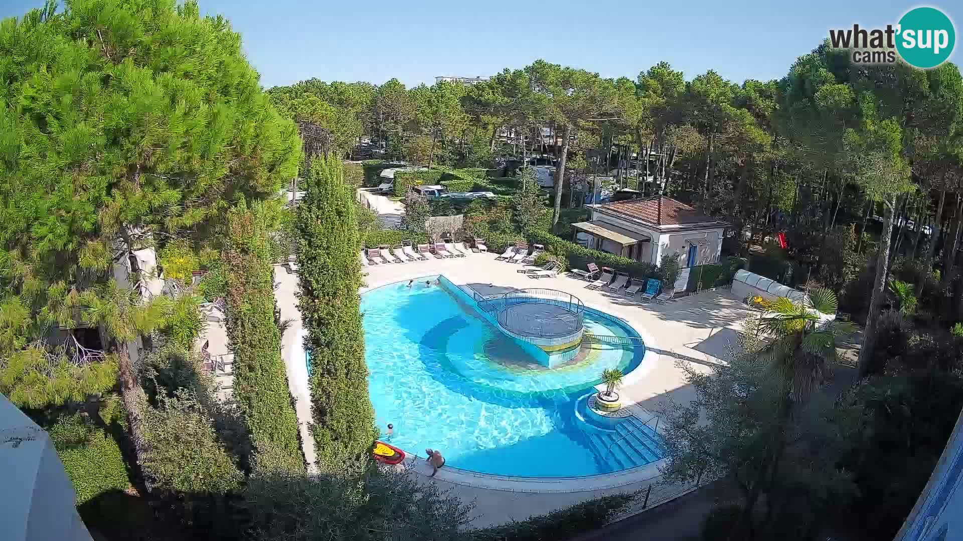 Villaggio Mare Blu bazen UŽIVO web kamera Bibione Pineda – Italija