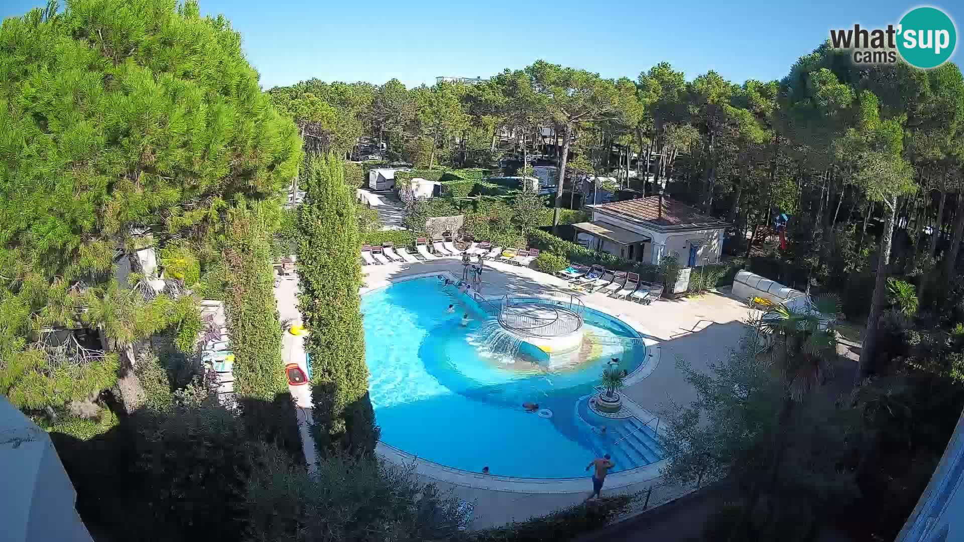 Villaggio Mare Blu bazen UŽIVO web kamera Bibione Pineda – Italija
