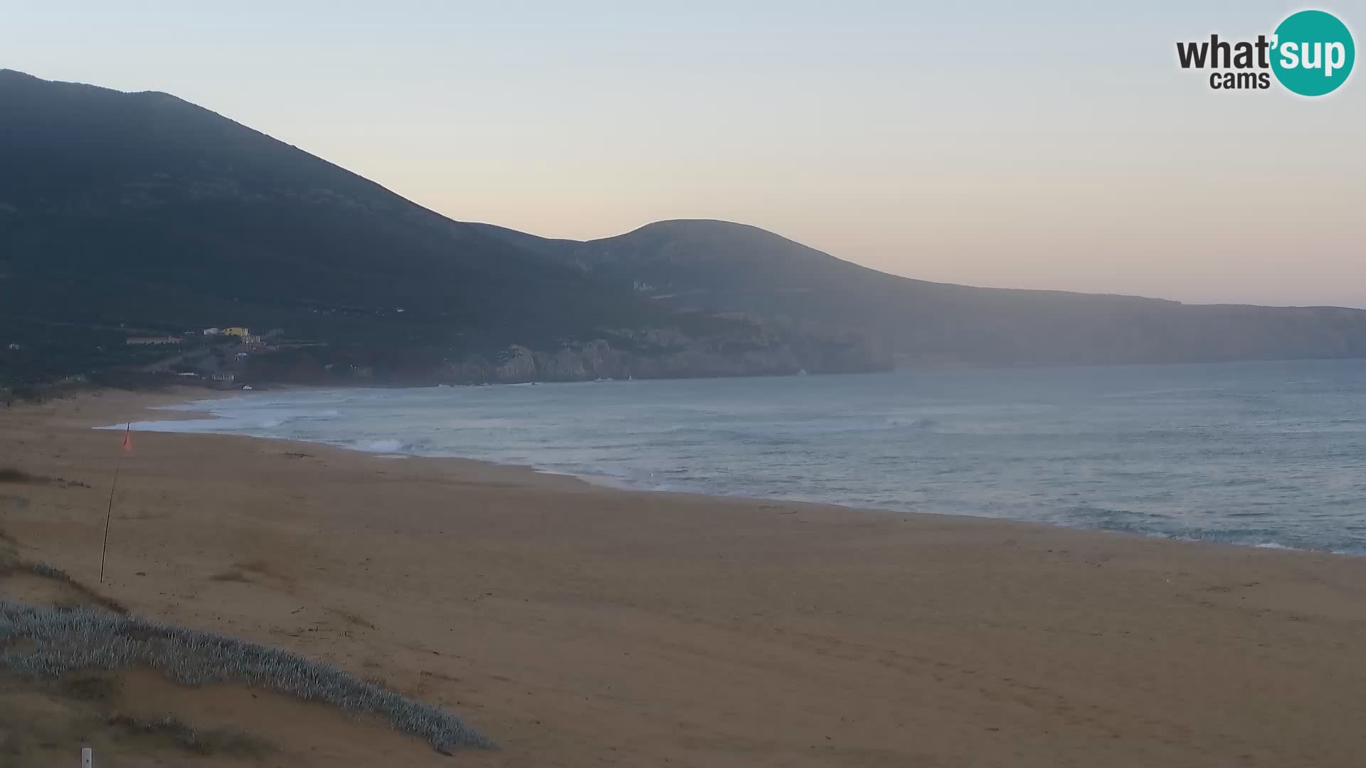 Spletna kamera plaže San Nicolò v Buggerruju, Sardinija – uživajte v valovih in sončnih zahodih