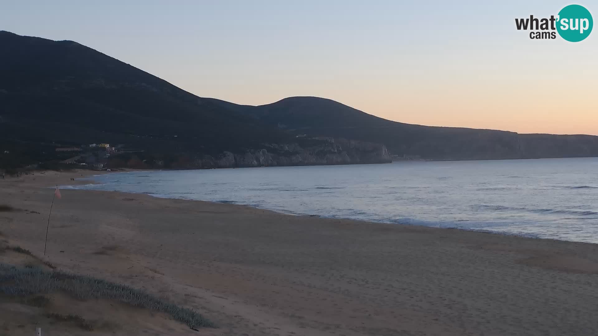 Spletna kamera plaže San Nicolò v Buggerruju, Sardinija – uživajte v valovih in sončnih zahodih