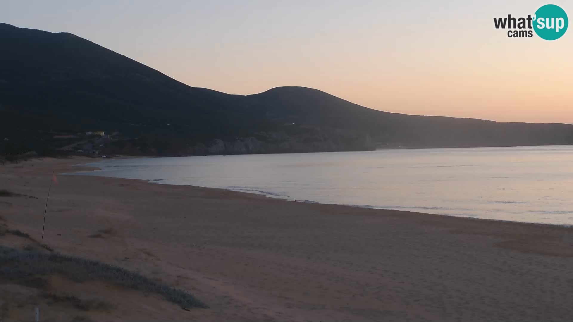 Spletna kamera plaže San Nicolò v Buggerruju, Sardinija – uživajte v valovih in sončnih zahodih