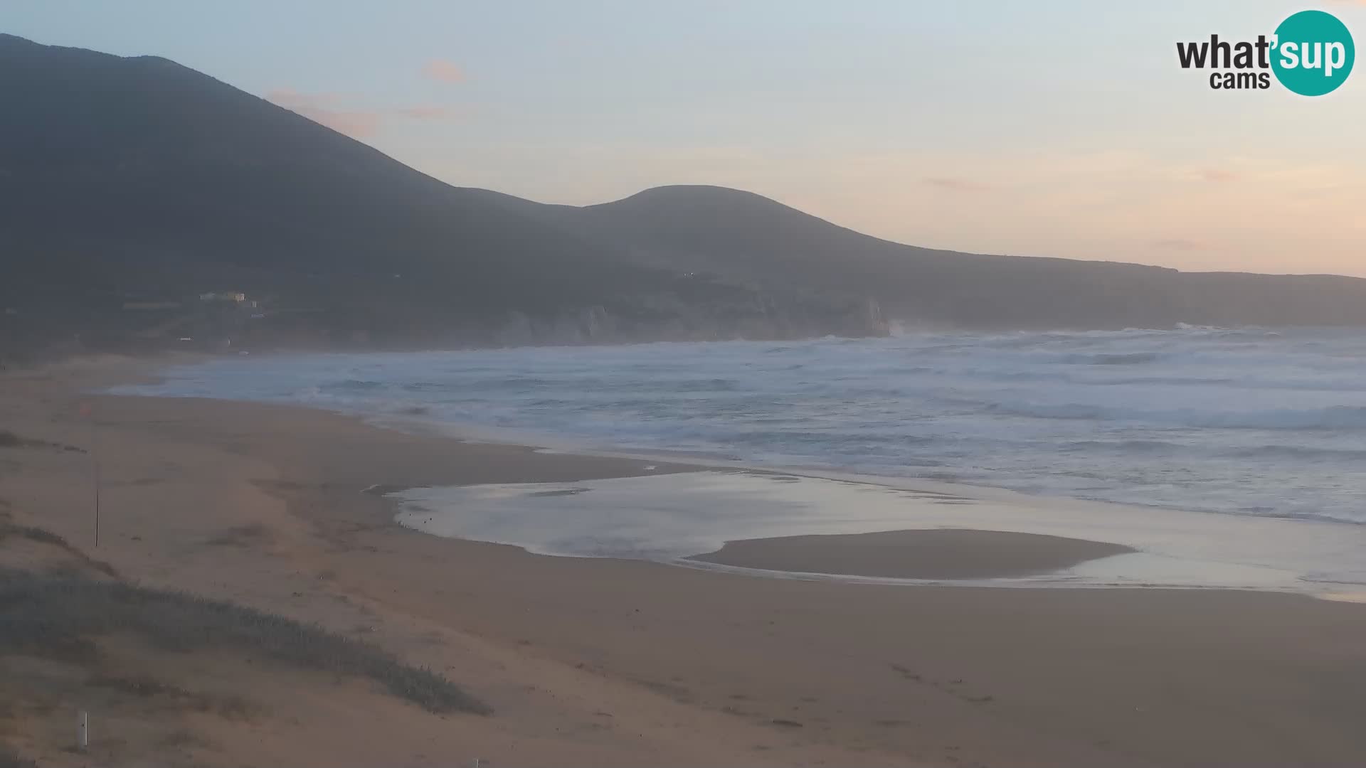 Spletna kamera plaže San Nicolò v Buggerruju, Sardinija – uživajte v valovih in sončnih zahodih