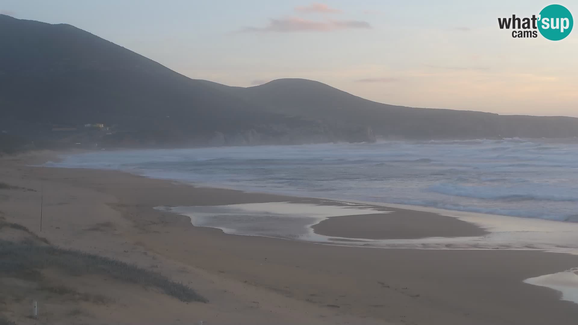 Spletna kamera plaže San Nicolò v Buggerruju, Sardinija – uživajte v valovih in sončnih zahodih