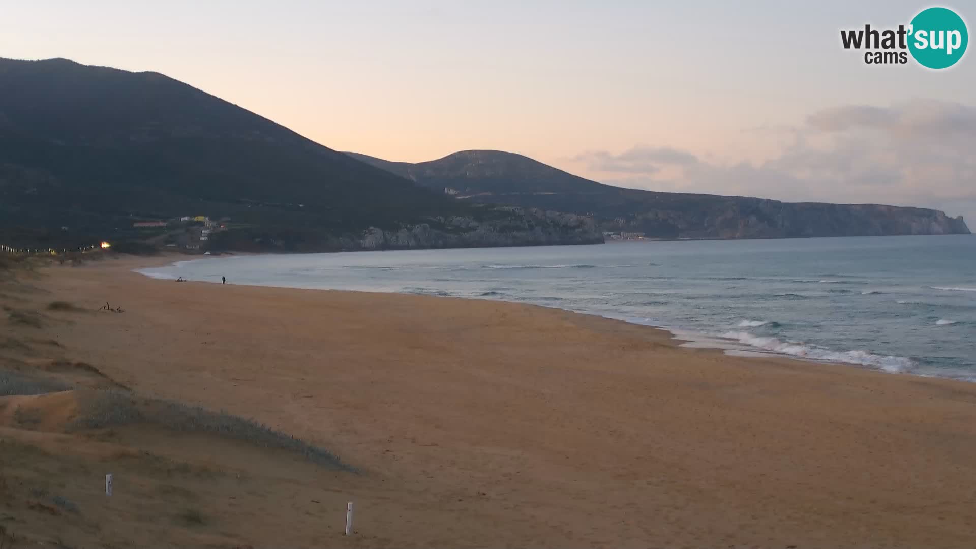 Spletna kamera plaže San Nicolò v Buggerruju, Sardinija – uživajte v valovih in sončnih zahodih