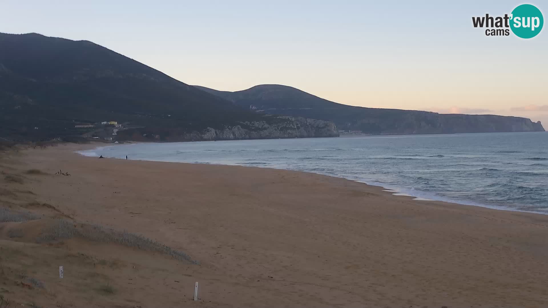 Spletna kamera plaže San Nicolò v Buggerruju, Sardinija – uživajte v valovih in sončnih zahodih