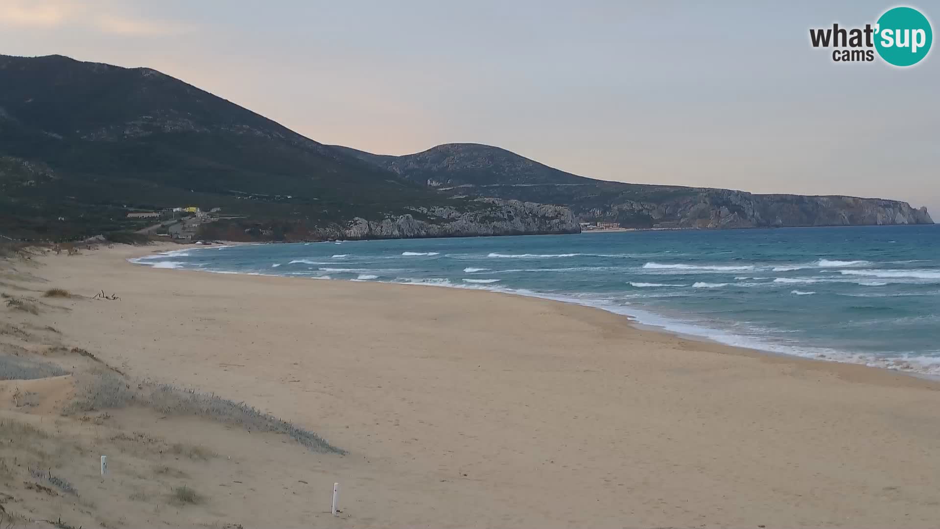 Spletna kamera plaže San Nicolò v Buggerruju, Sardinija – uživajte v valovih in sončnih zahodih