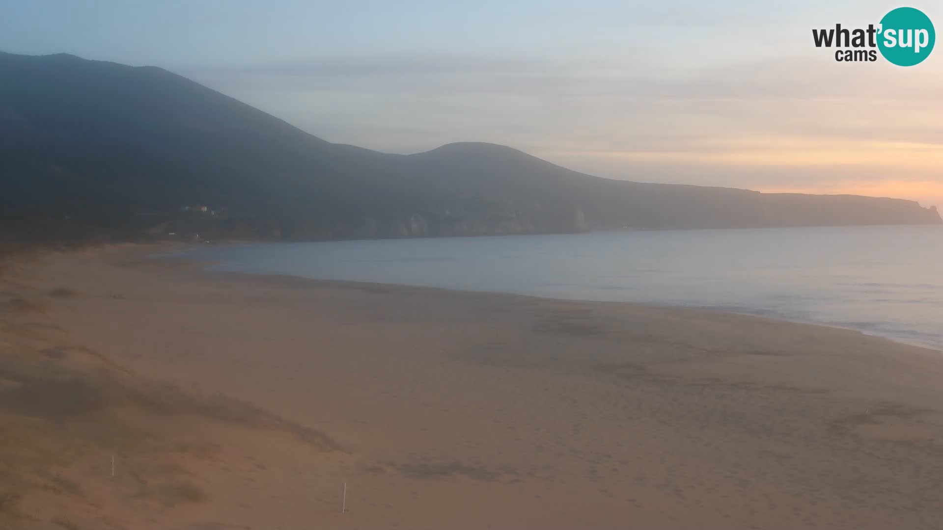 Spletna kamera plaže San Nicolò v Buggerruju, Sardinija – uživajte v valovih in sončnih zahodih