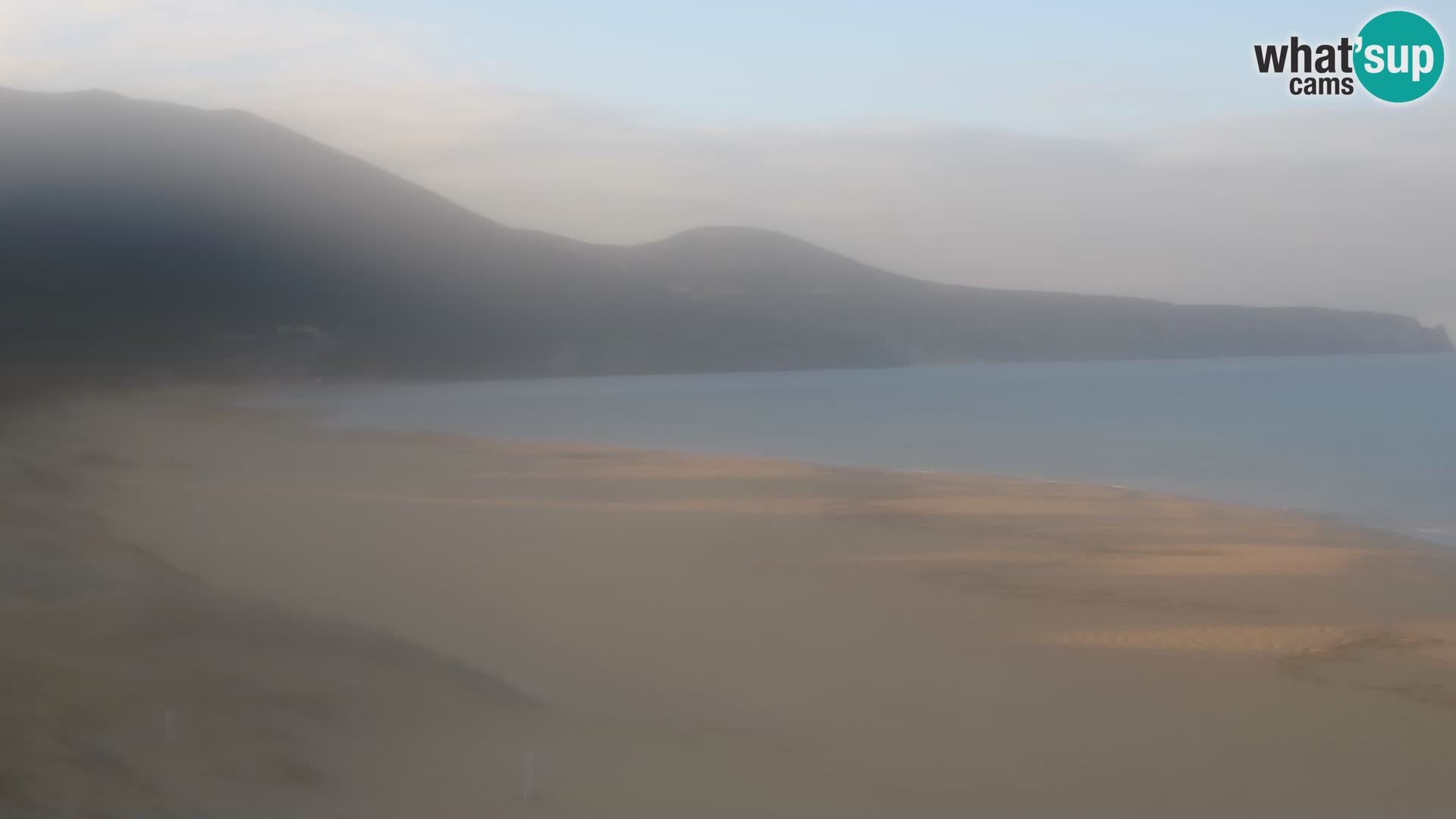 Spletna kamera plaže San Nicolò v Buggerruju, Sardinija – uživajte v valovih in sončnih zahodih