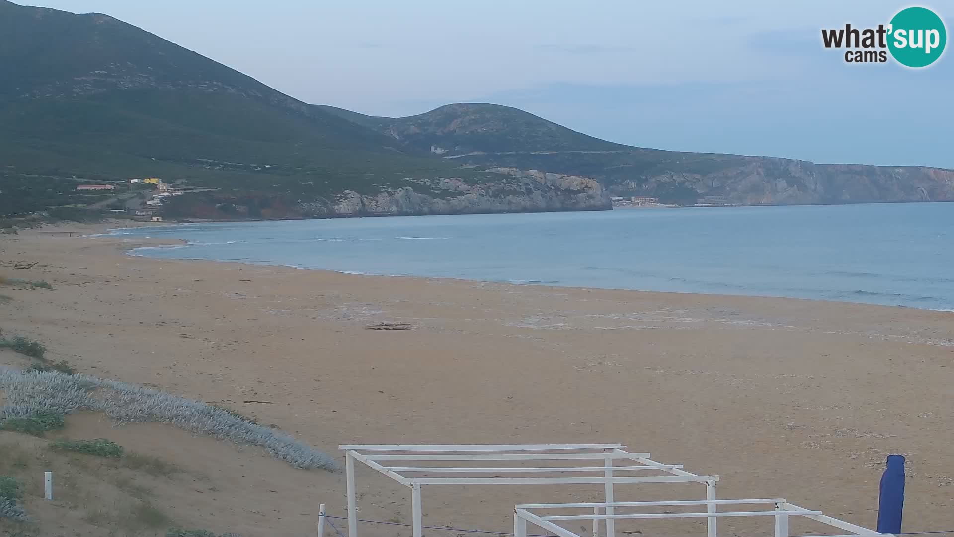 Spletna kamera plaže San Nicolò v Buggerruju, Sardinija – uživajte v valovih in sončnih zahodih