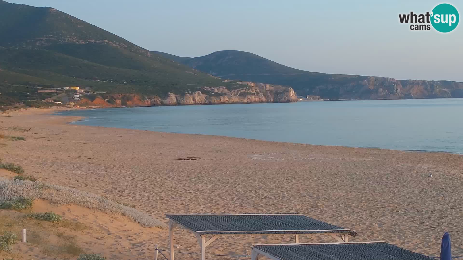 Spletna kamera plaže San Nicolò v Buggerruju, Sardinija – uživajte v valovih in sončnih zahodih