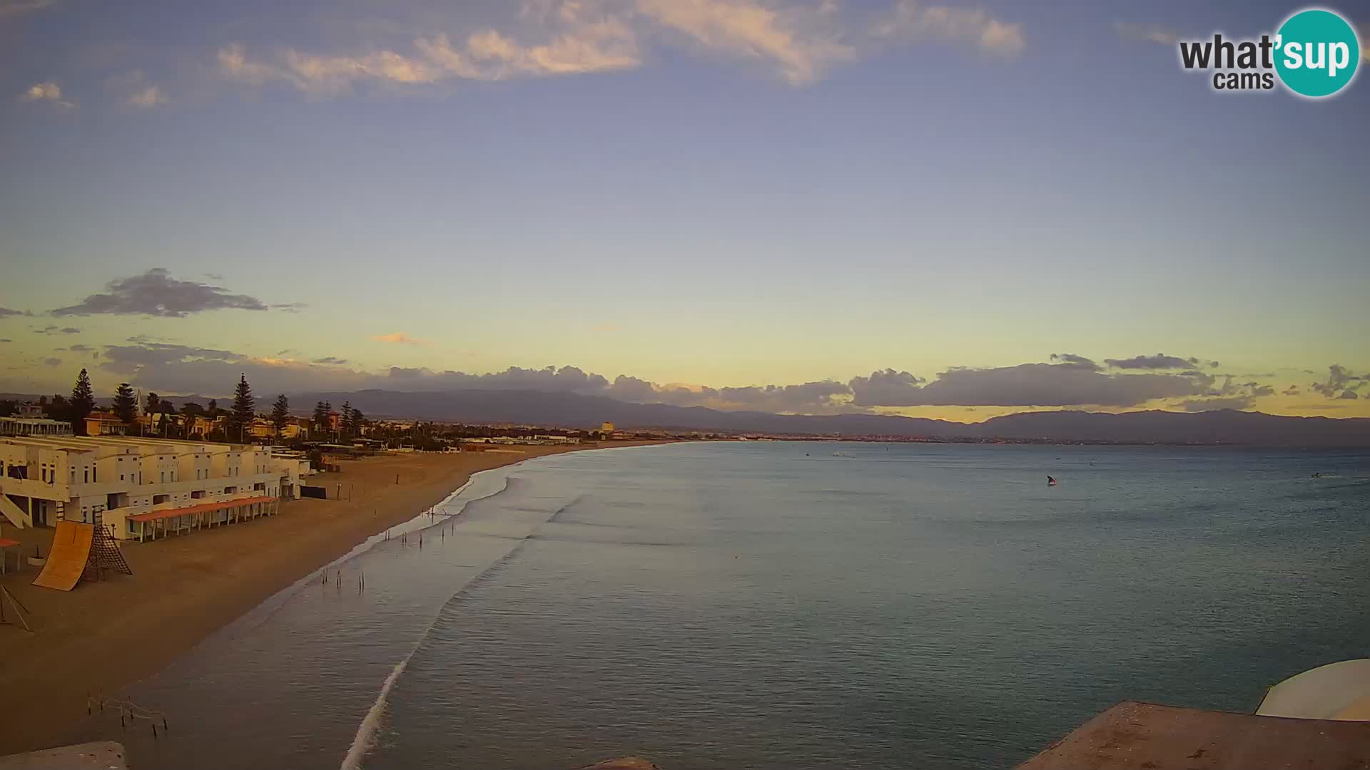 Spletna kamera v živo Cagliarski zaliv – plaža Poetto – Sardinija
