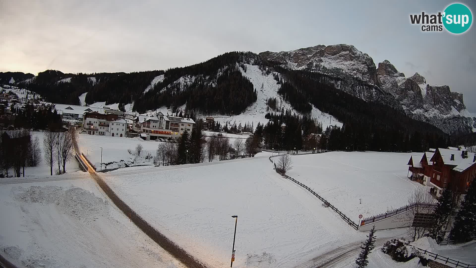 Kamera Corvara: Izjemen pogled na vrhove gorovja Sella v Dolomitih