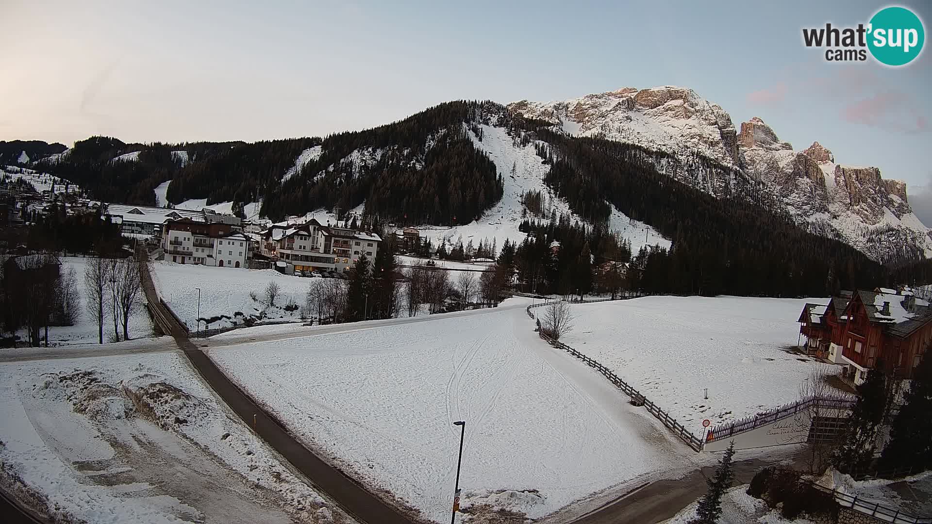 Kamera Corvara: Izjemen pogled na vrhove gorovja Sella v Dolomitih