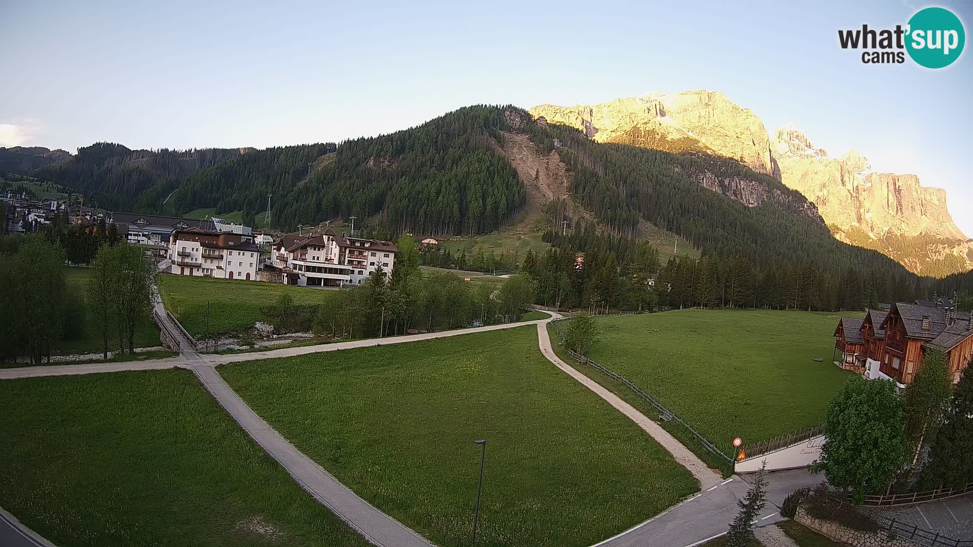 Kamera Corvara: Izjemen pogled na vrhove gorovja Sella v Dolomitih