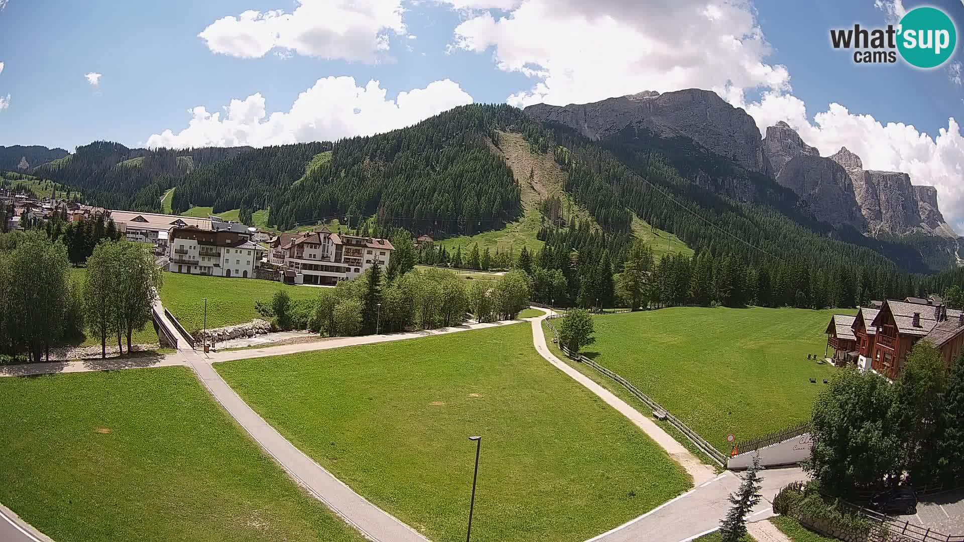 Kamera Corvara: Izjemen pogled na vrhove gorovja Sella v Dolomitih